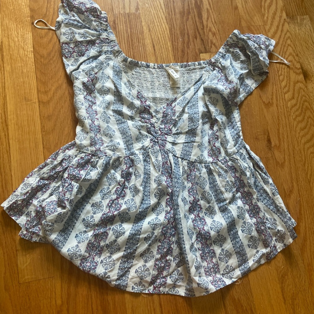 Patterned top size small